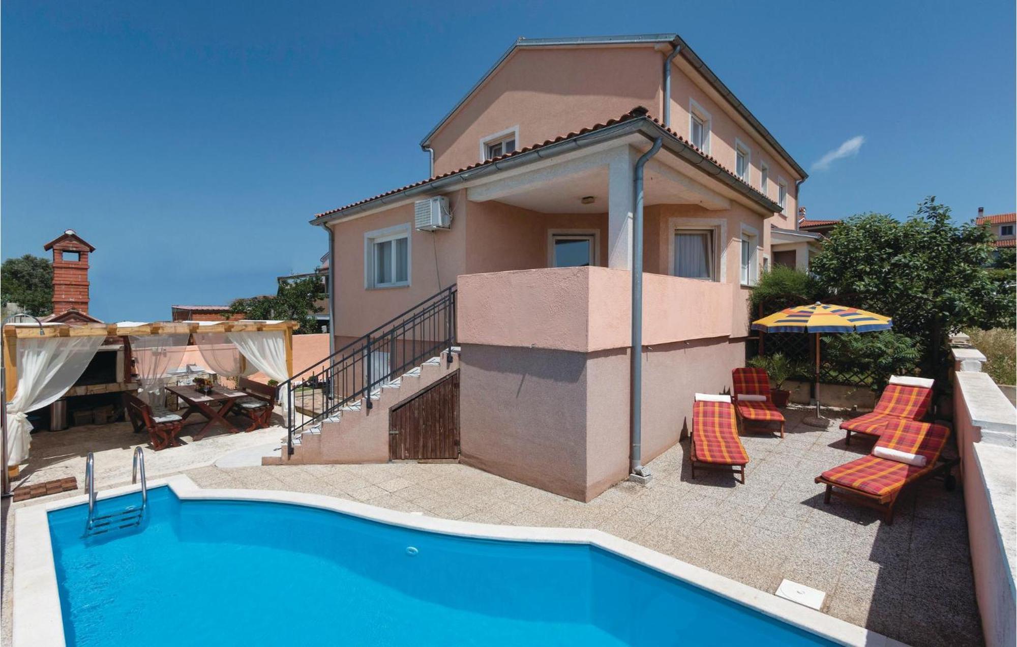 Vakantiehuis Cozy In With Kitchen Pula